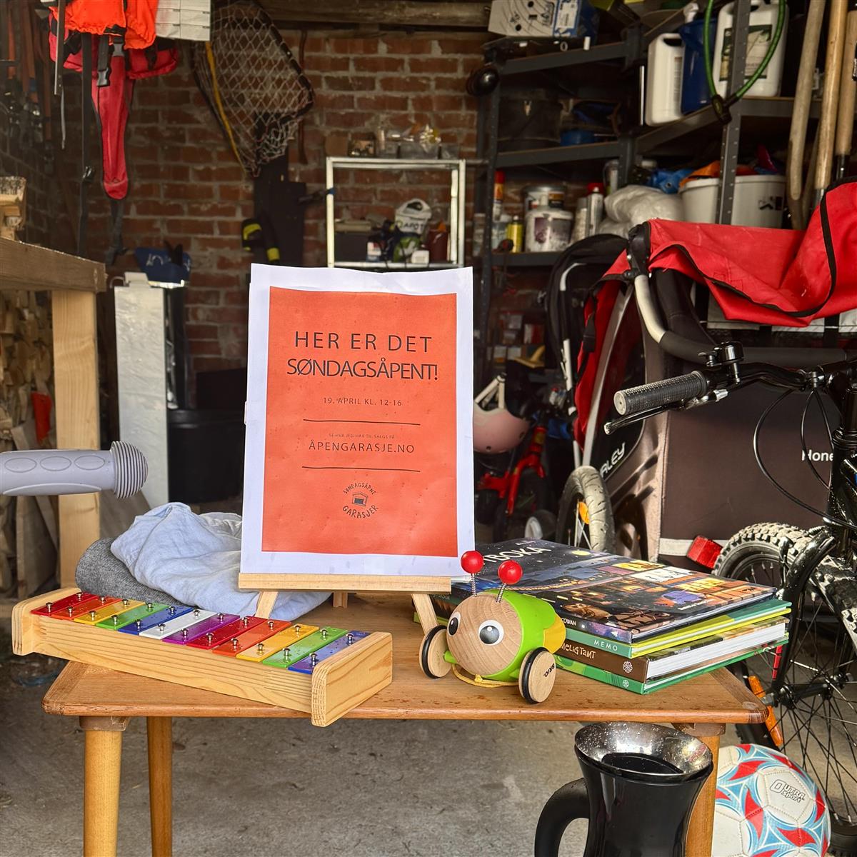 Bilde av et garasjeutsalg i en bod med leker og barnebøker. - Klikk for stort bilde