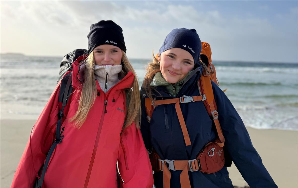 To jenter på Solastranden med turutstyr fra Frilager. - Klikk for stort bilde